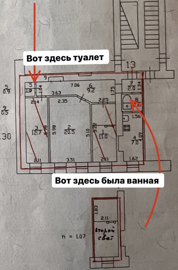 Планировка-гребенка с ванной на кухне.