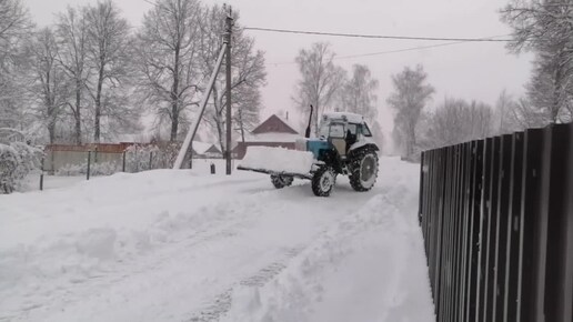 МТЗ чистит снег.