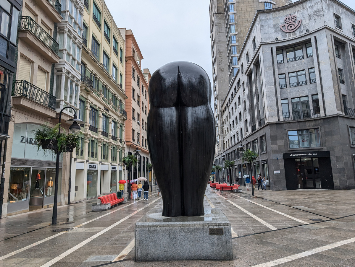"Монументальный зад" в центре Овьедо