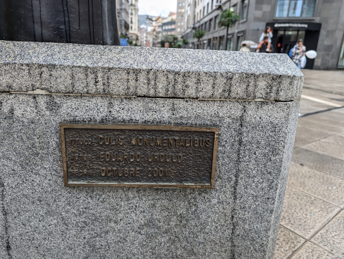 Табличка на постаменте: "Монументальная попа", автор Эдуардо Уркуло