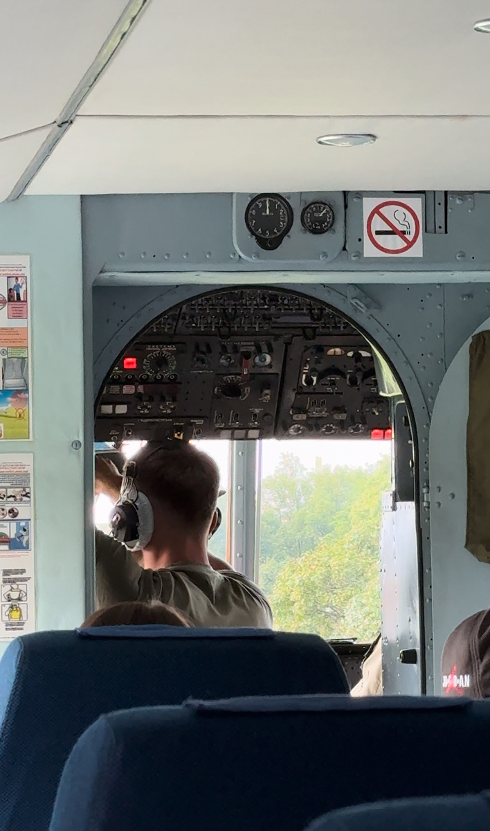 Пилот проверяет приборную панель 