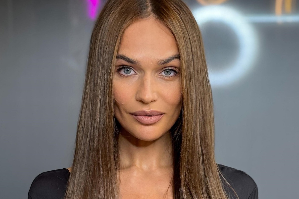     Алена Водонаева в розовой рубашке и шортах появилась на модном показе