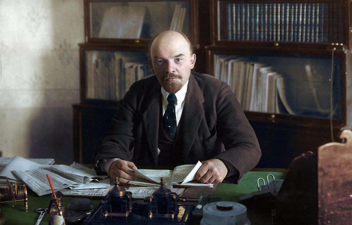 На фото: Владимир Ленин в Кремле.