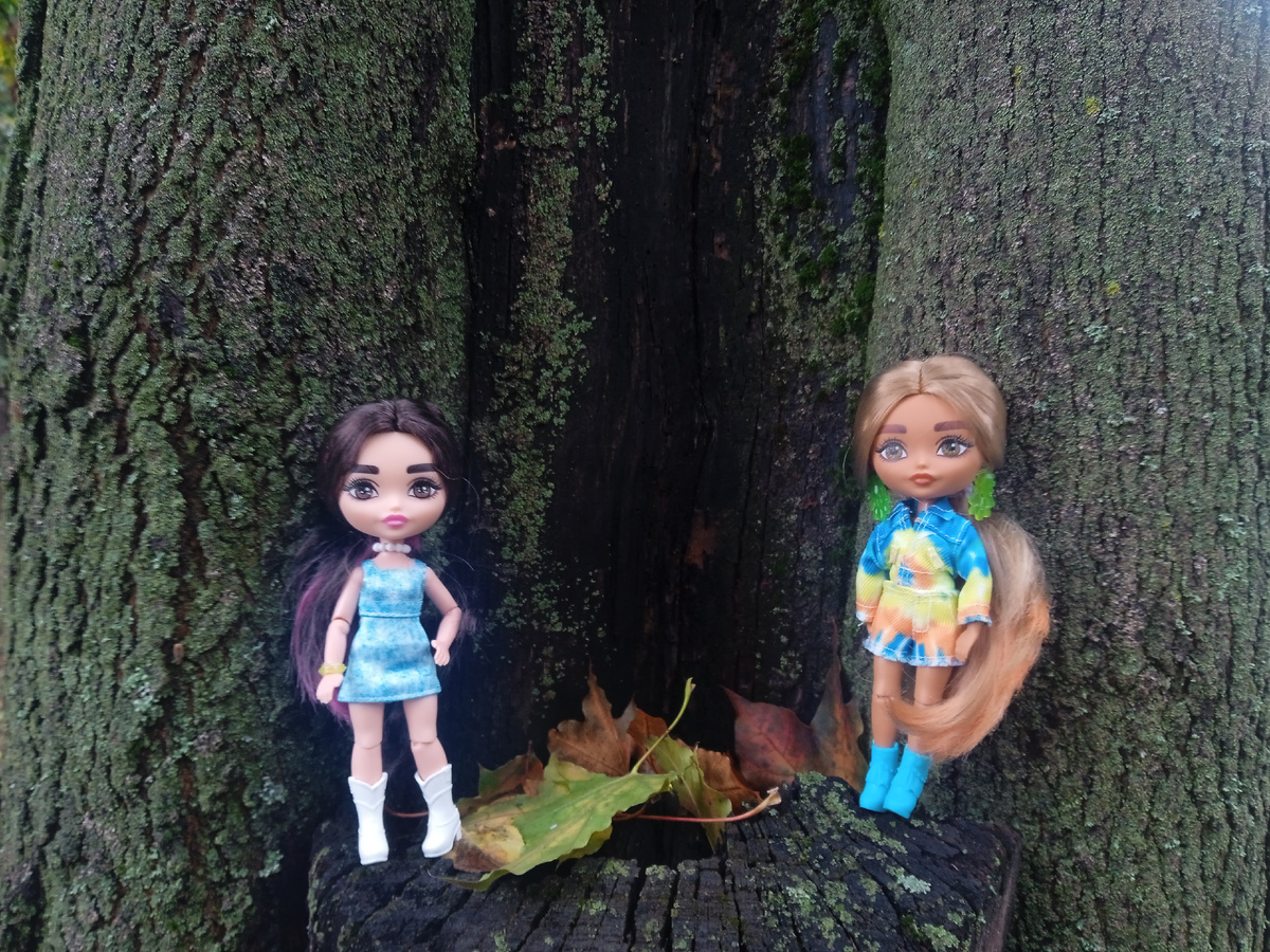 Зоя и Мия на дереве в саду.