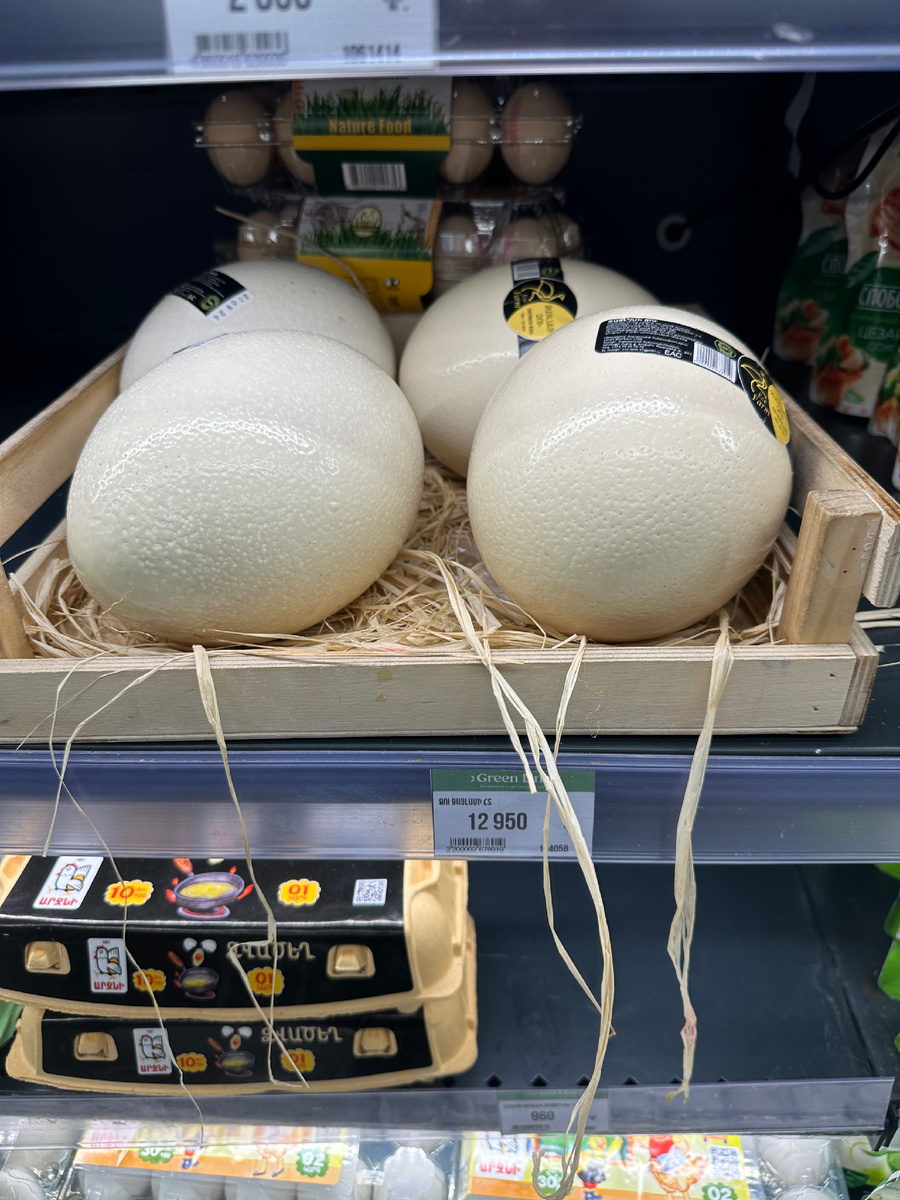 Фотография сделана автором канала. Страусиные яйца в супермаркете. К ресторану не имеют никакого отношения 😁. Цена - примерно 3300р. Мы не пробовали.