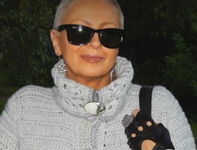 Застегнутый ворот пальто.