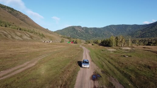 Полет на квадрокоптере за авто на Алтае