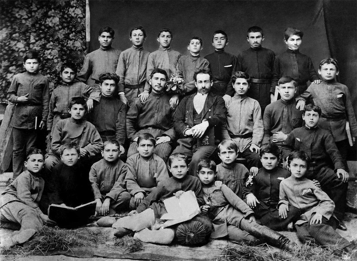 Школьник Сосо Джугашвили (И. Сталин) в возрасте 10 лет в центре верхнего ряда.