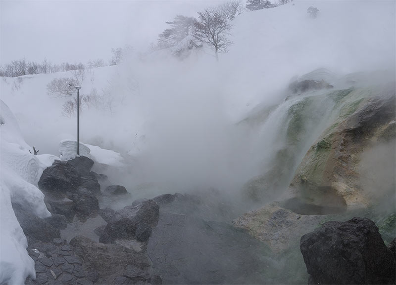 Вулкан баранского остров итуруп. Вулкан баранского итуруп. Остров итуруп курильские острова. Термальные источники вулкана баранского. Термальные источники вулкана баранского.