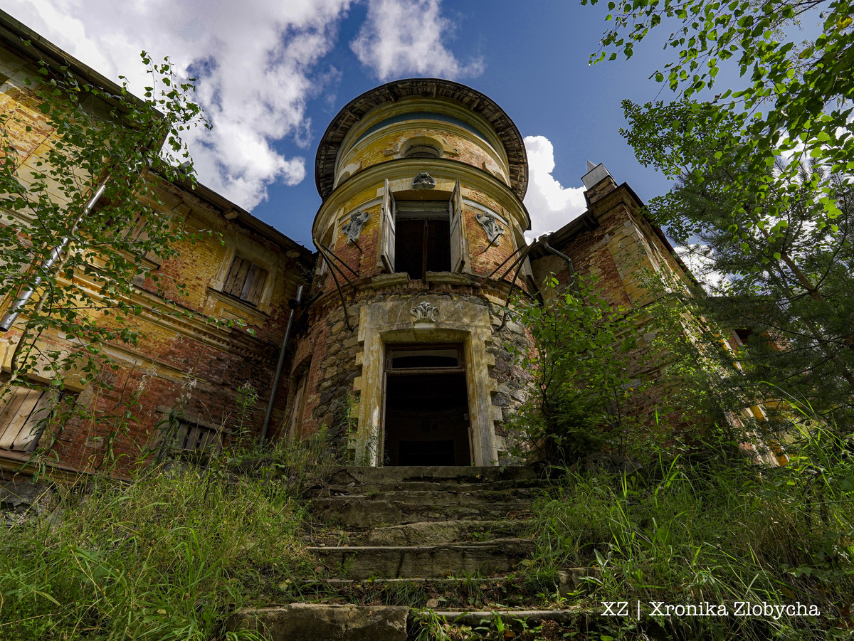 Заброшенная усадьба архитектора А.С. Хренова (Фото автора)