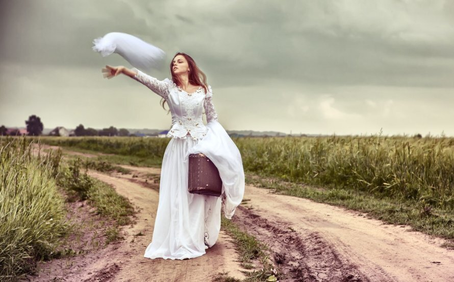 Почему в одних женщин влюбляются и сразу делают им предложение, а другие годами никому не нужны