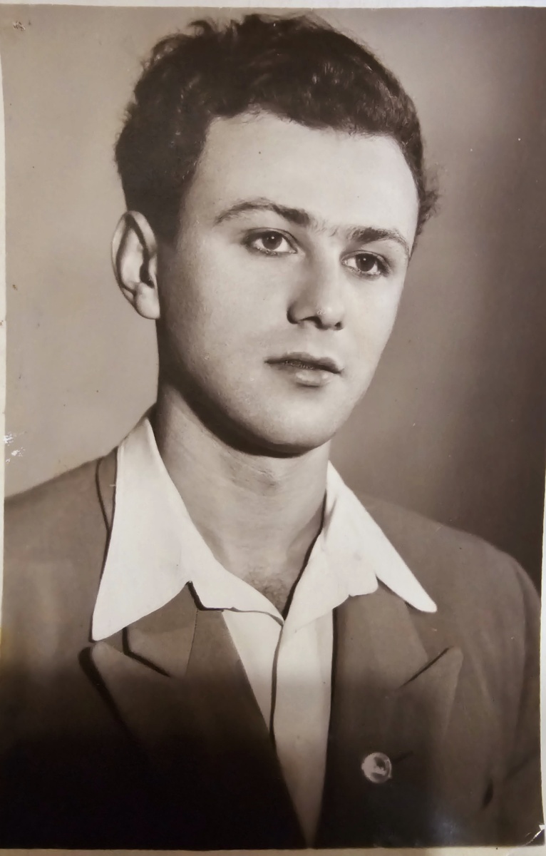 Дедушка в молодости, перед смертью которого пели птицы. 