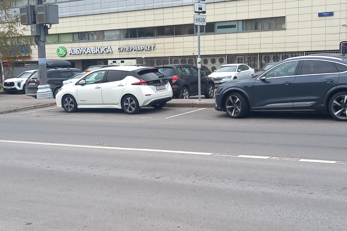 Nissan Leaf занимает самую большую долю среди всех электромобилей японского производства, зарегистрированных в России.