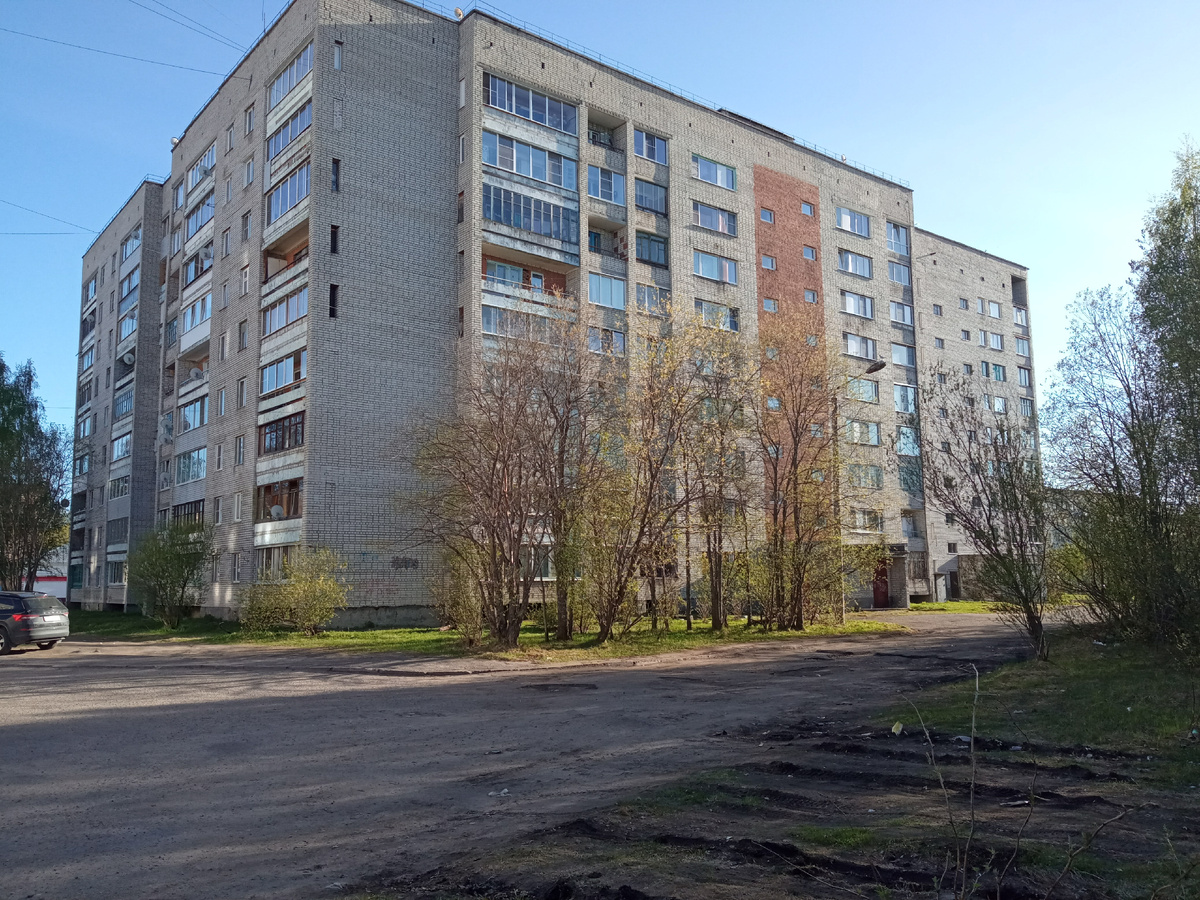 Весна перед многоэтажкой 