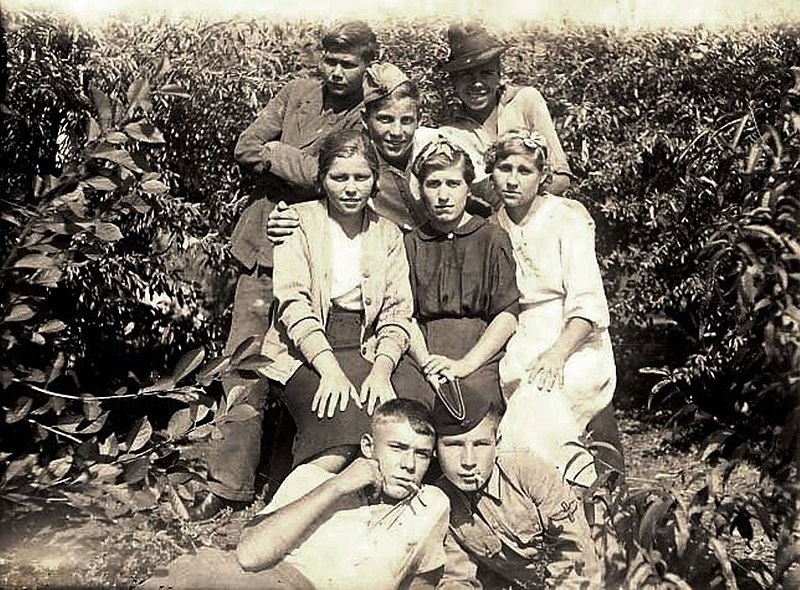 Люба Швецова( в среднем ряду первая слева) перед отъездом в школу радистов.Март 1942. Фото с сайта "Молодая гвардия"