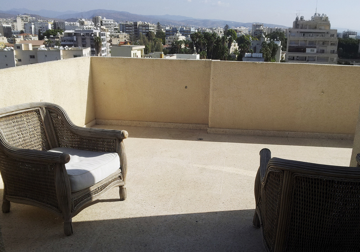 На горизонте горный массив Троодос