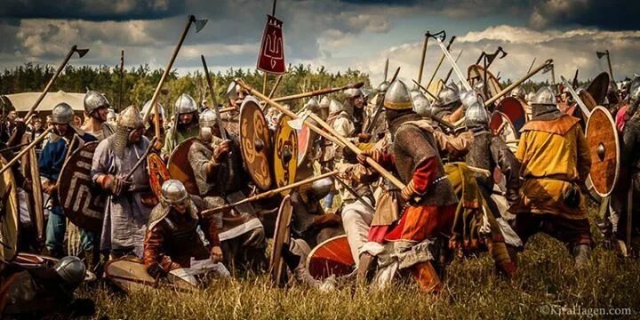 Реконструкции древнерусского сражения на поле боя.
