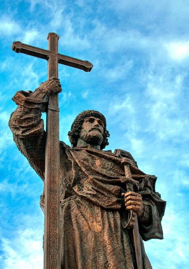 Памятник князю Владимиру Великому, известному как креститель Руси. Этот монумент находится в Москве, Россия, на Боровицкой площади. Памятник был открыт в 2016 году и установлен в честь князя Владимира, который сыграл ключевую роль в принятии христианства на Руси в 988 году.
