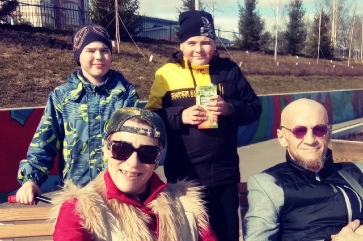    Вольдемар (слева), Люцифер, мама братьев Наталья и её муж Марсель