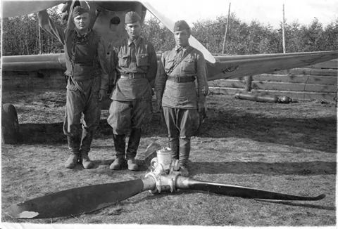 Лейтенант А.Н. Катрич (в центре) после полета 11.08.41 с летчиками своего звена мл. лейтенантами С.С. Журавлевым (слева) и М.И. Медведевым.