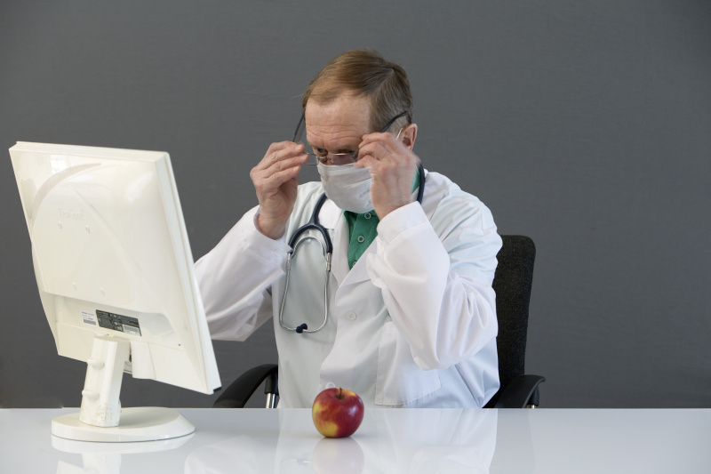    Бывает ситуация, что ребёнок как будто "просто не хочет идти в школу", но на деле это иногда связано с развитием заболевания. Фото: © Nikolay Gyngazov/Globallookpress