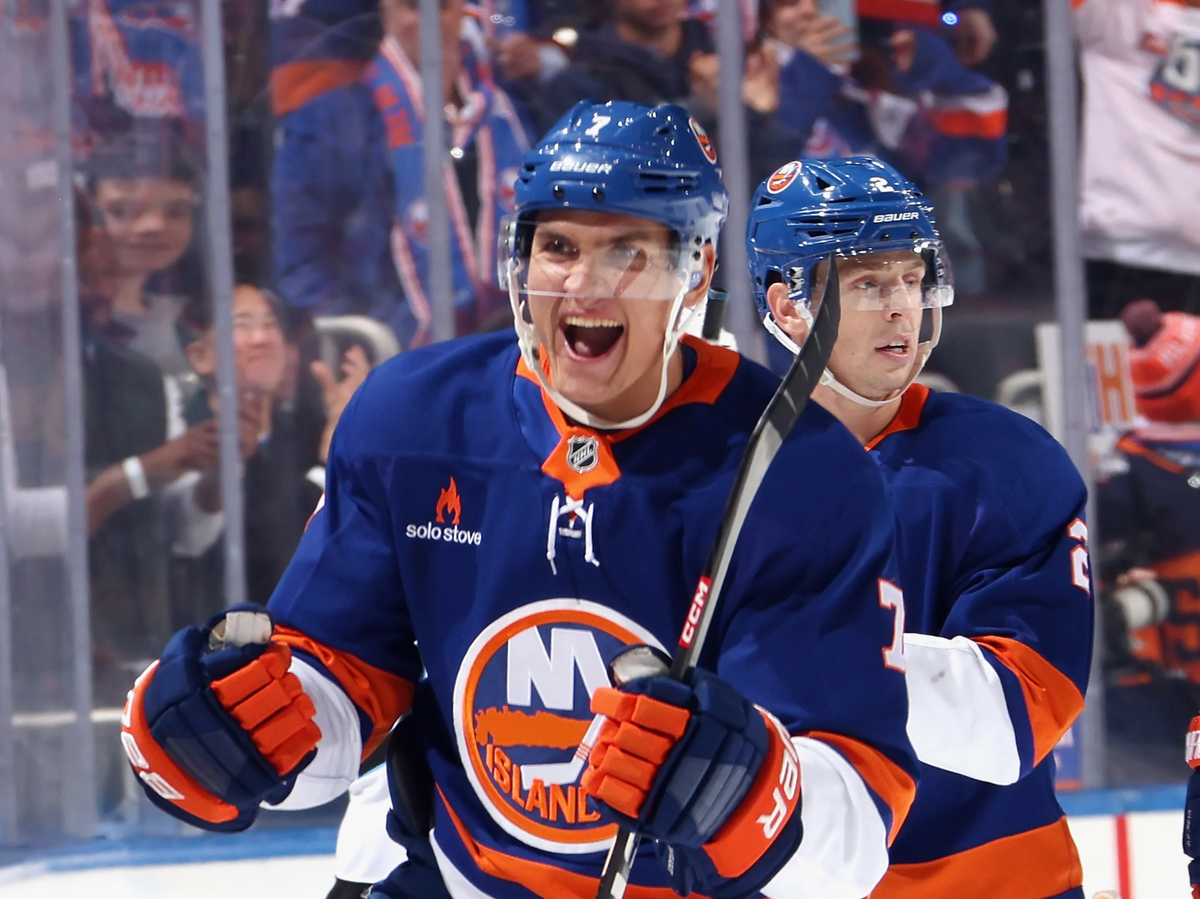    Хоккеист "Нью-Йорк Айлендерс" Максим Цыплаков© Фото : nhl.com/islanders