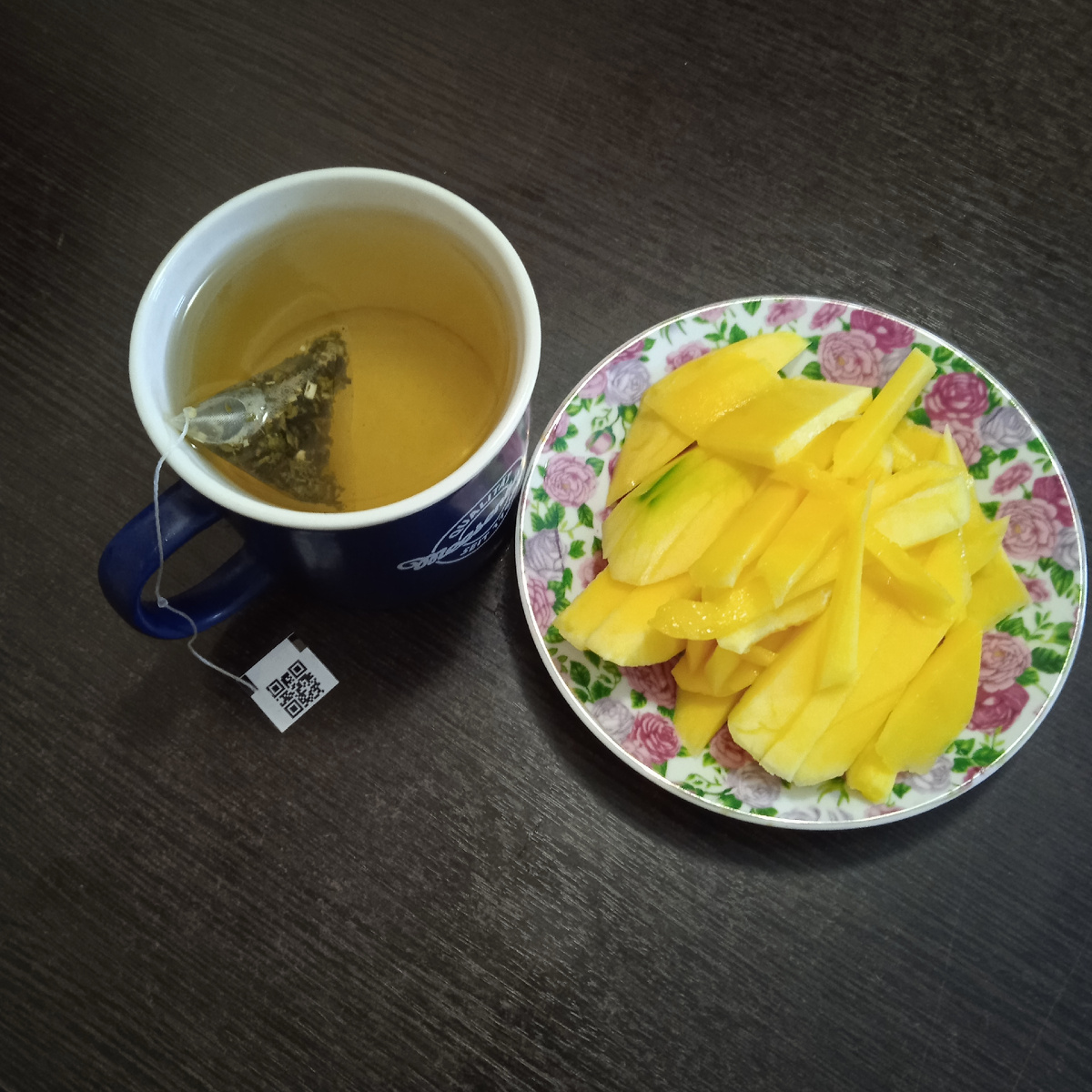 Вот такой лёгкий и вкусный ужин...зеленый чай и манго)))                                                                      И купила первый раз попробовать хумус.. Тоже вкусненько оказалось.. Пытаюсь отказаться от яиц и творога, и поэтому ищу альтернативу на утро...Сегодня едем на кладбище... У меня в этом году умер папа(( болел стильно.. И хотим посадить ему цветы. Выбрали пионы. Покупаем через авито.. Сейчас заберём и сразу на кладбище. . А вечером иду на ногти... Я отказалась от гель-лака, и хочу сделать просто маникюр без покраски.. Конечно, непривычно будет, но хочу поэксперементировать))) 