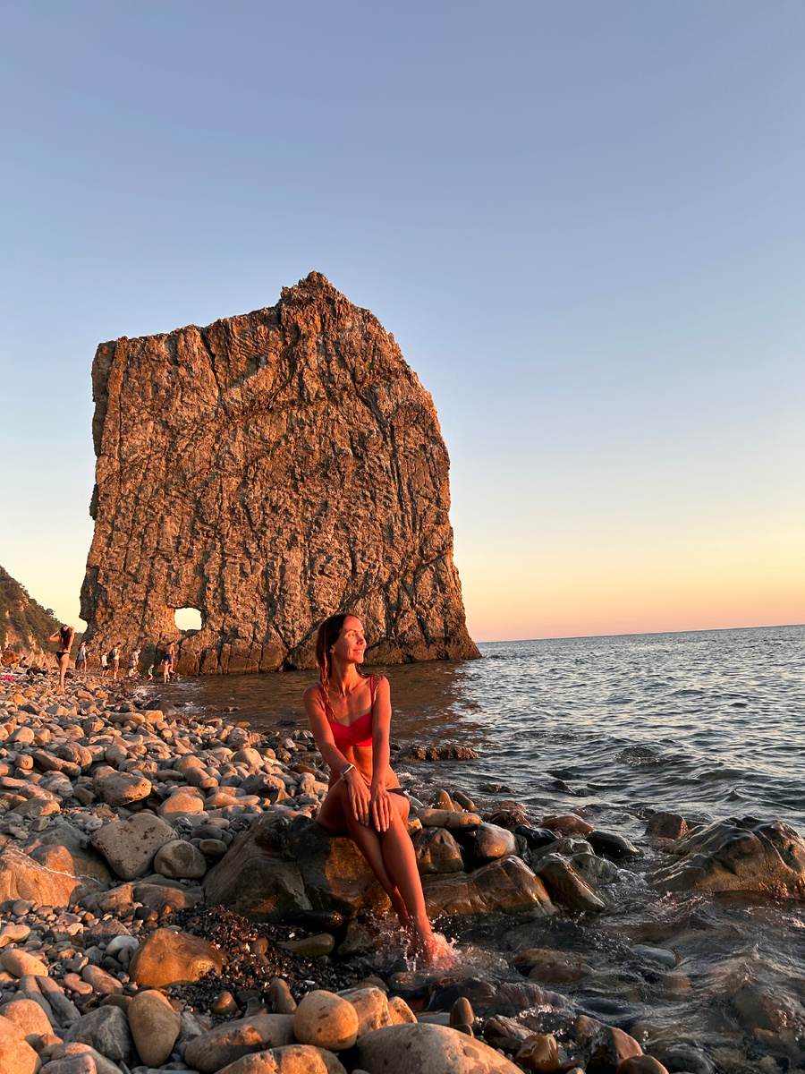 Высота скалы составляет более 25 метров, а длина — более 20. 