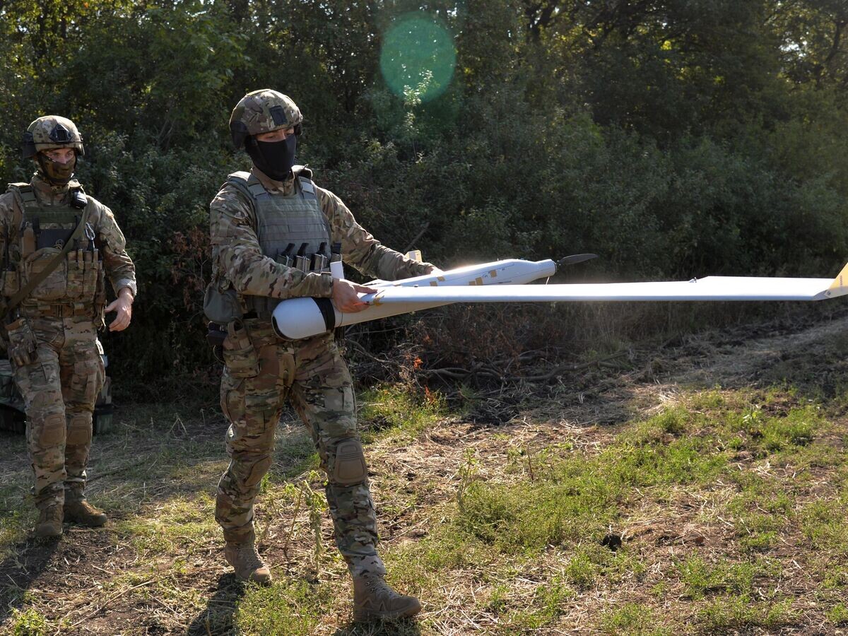    Российские военнослужащие готовят к запуску беспилотник ZALA в ходе проведения специальной военной операции© РИА Новости / Виктор Антонюк