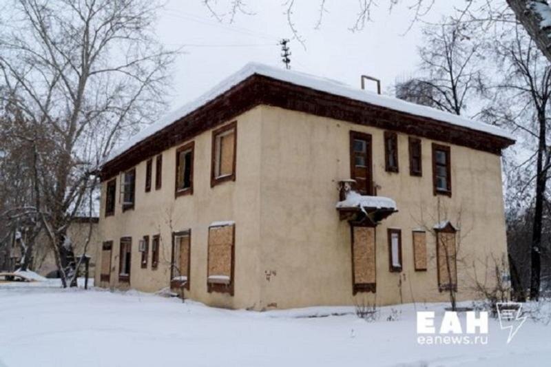    ЕАН. Он боится оказаться под завалами здания