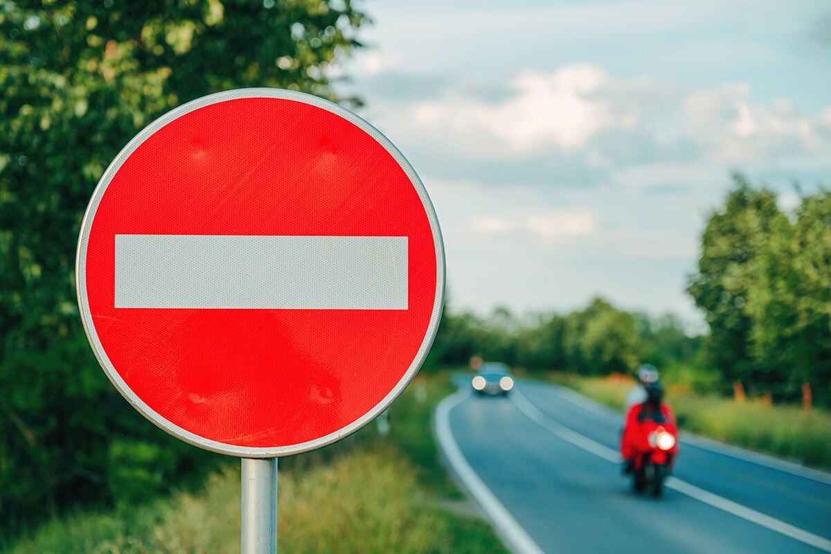 Народное прозвище «кирпич» этот знак получил из-за внешнего вида. Источник: Shutterstock📷
