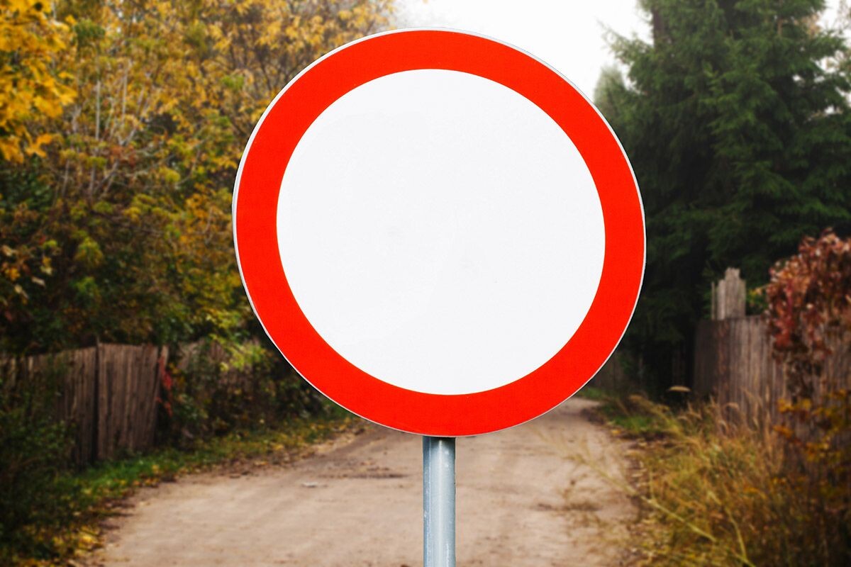 Знак 3.2 обычно устанавливают во дворах, у прогулочных зон или на территории, которая принадлежит государственным или частным предприятиям. Источник: Shutterstock📷
