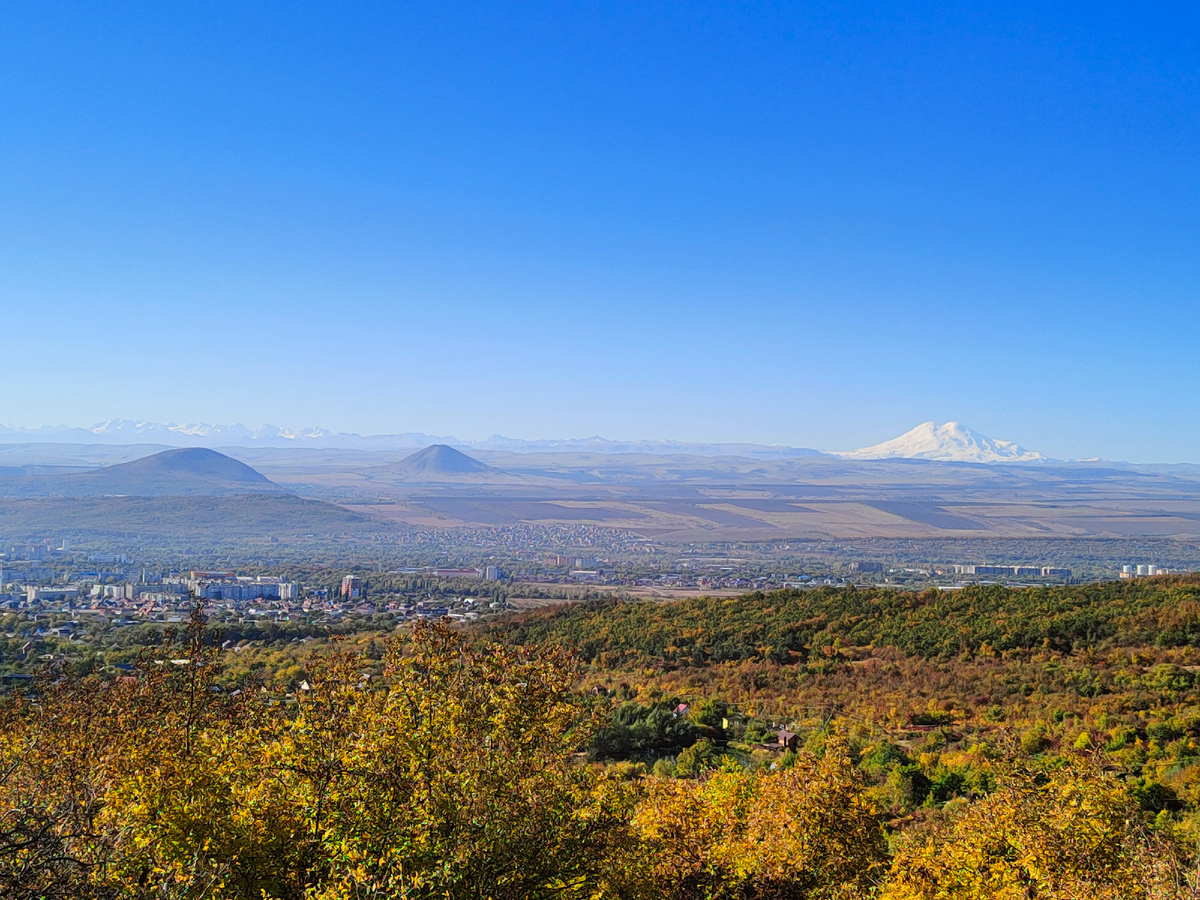 Красивый вид по пути к Бештау: Юца, Джуца, Эльбрус 