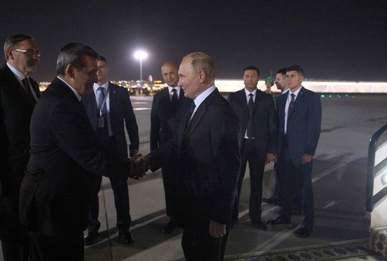    Владимир Путин и Рашид Мередов (справа налево)