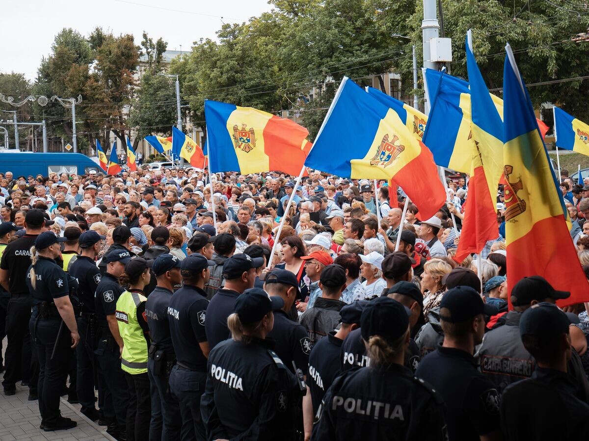    Сотрудники правоохранительных органов и протестующие перед зданием администрации президента Молдавии в Кишиневе© Sputnik / Дмитрий Осматеско