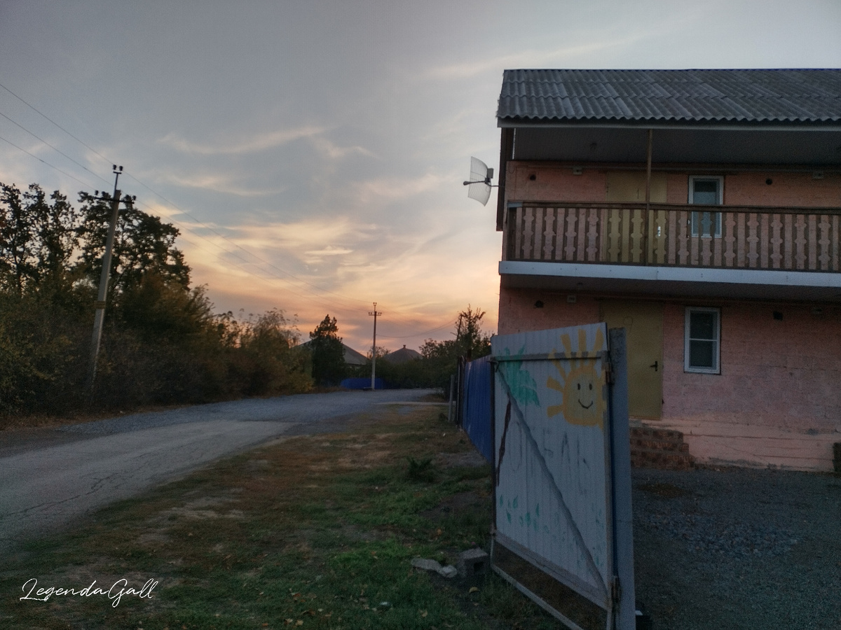 Рассвет у ворот отеля