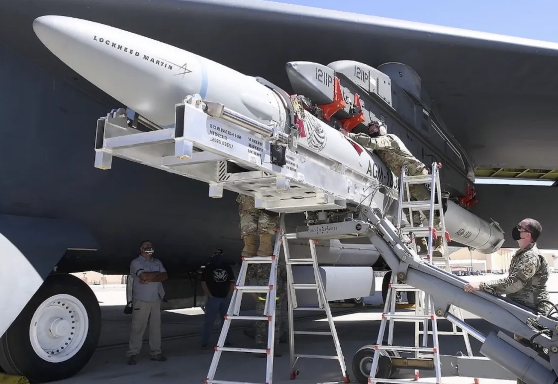 AIM-183A ARRW уже один раз снимали с гиперзвуковой гонки, из-за череды неудачных тестов. Но теперь программа получила новое финансирование, потому, что другие летают ещё хуже. Фото ВВС США