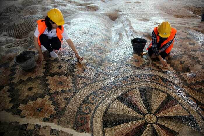  Ковер из мозаики нашли во время раскопок. /Фото: thisiscolossal.com