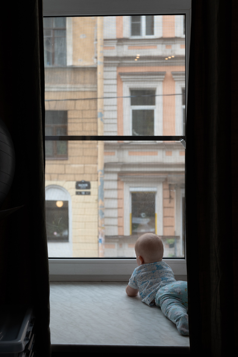 Ширина подоконника около 1 м