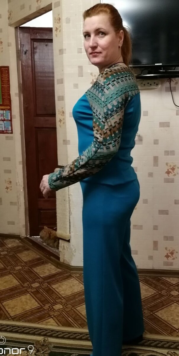 На фото - автор работ, Ирина. И конечно, все на ней сшито своими руками.