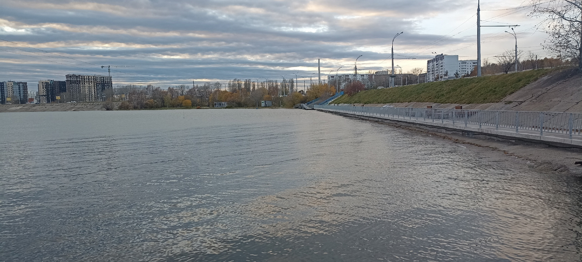 Вот так выглядит берег, где пришвартована «Ангара». Фото автора.