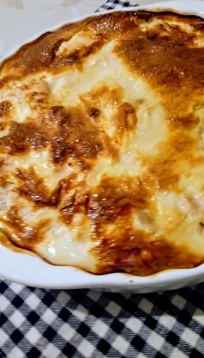 Куриное филе с картошкой в сметане с сыром.