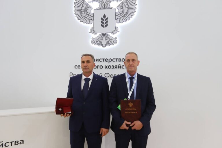    На выставке «Золотая осень» оренбуржцев отметили государственными наградами «О»