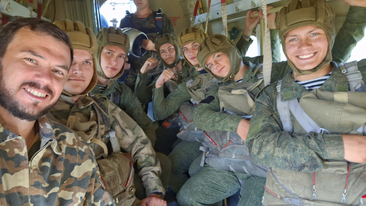 Юнармейцы совершают прыжки с парашютом