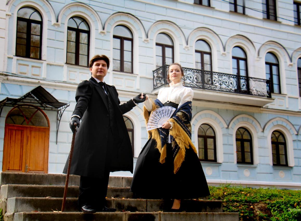 Научные сотрудники музея Роман Мячев и Светлана Новикова в роли детей А.А. Плотникова Ивана и Веры.