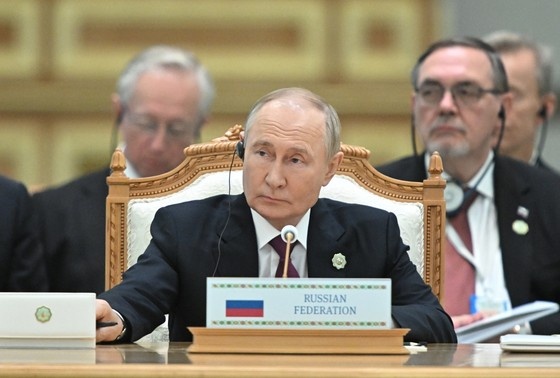    Президент РФ Владимир Путин на пленарном заседании международного форума «Взаимосвязь времён и цивилизаций - основа мира и развития», посвящённого 300-летию со дня рождения туркменского поэта и мыслителя Махтумкули Фраги в Ашхабаде