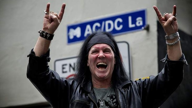 Дэйв Эванс в переулке AC/DC в Мельбурне