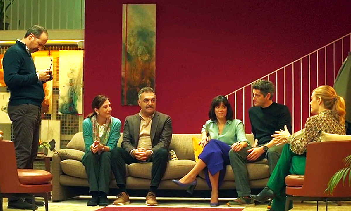 Кадр из фильма "О чём говорят незнакомцы" 