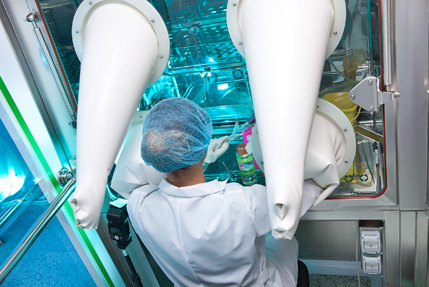 Приготовление растворов для производства клеточного продукта. На заднем плане - полки инкубаторов для выращивания клеток