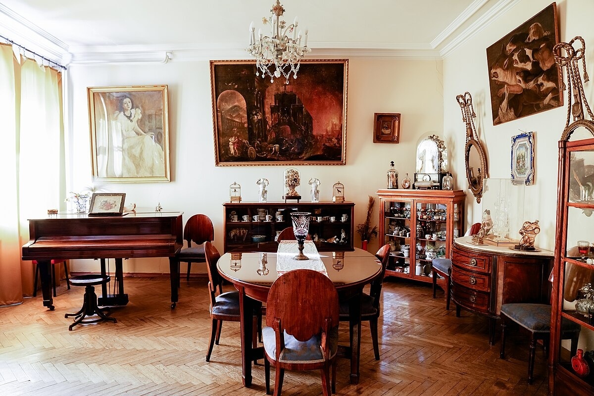 вся такая утончённая, любит музыку и живопИсь))